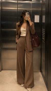 Conjunto de saco y pantalón de rayas verticales