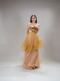Vestido strapless de petalos shelly