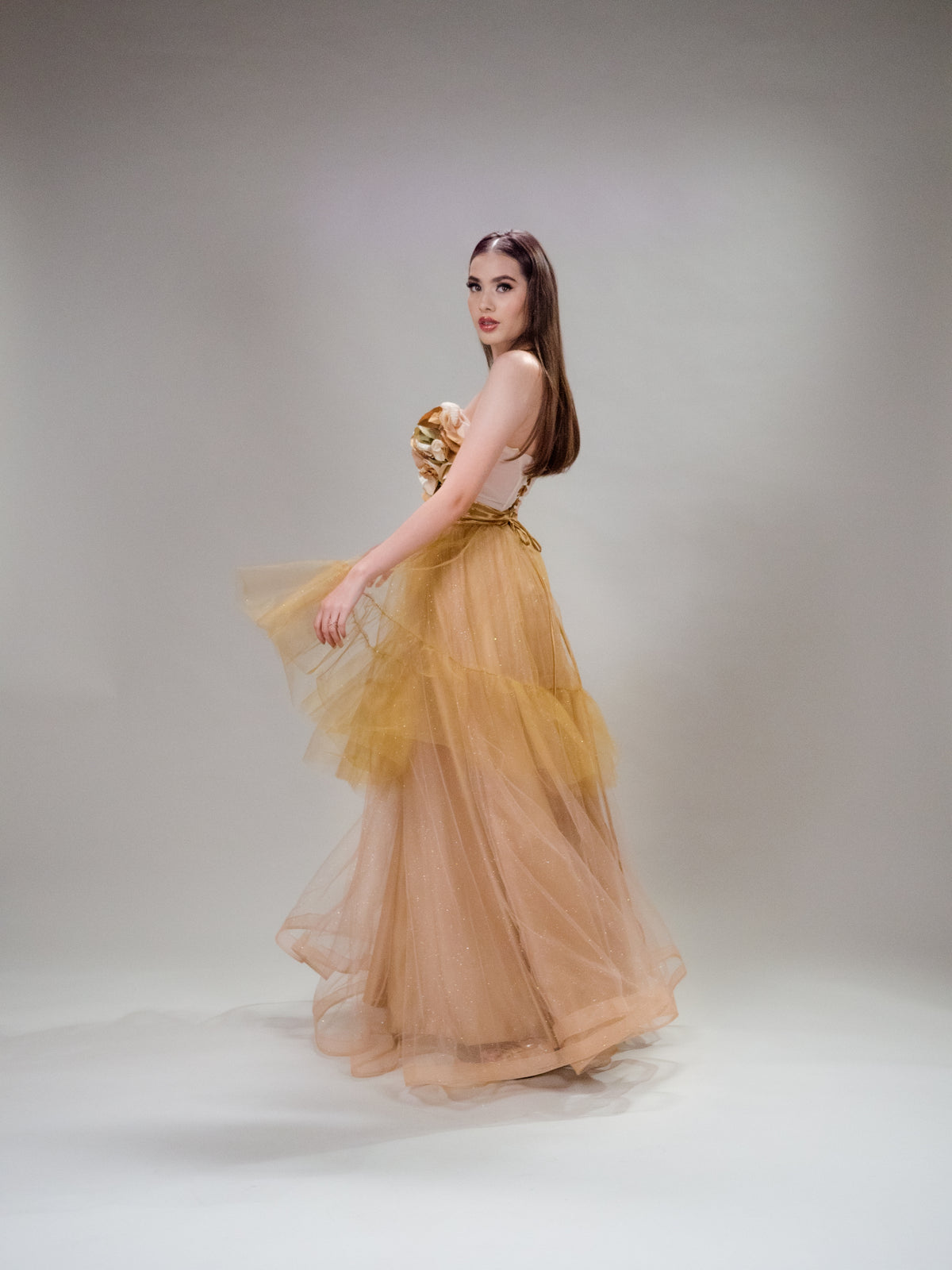 Vestido strapless de petalos shelly