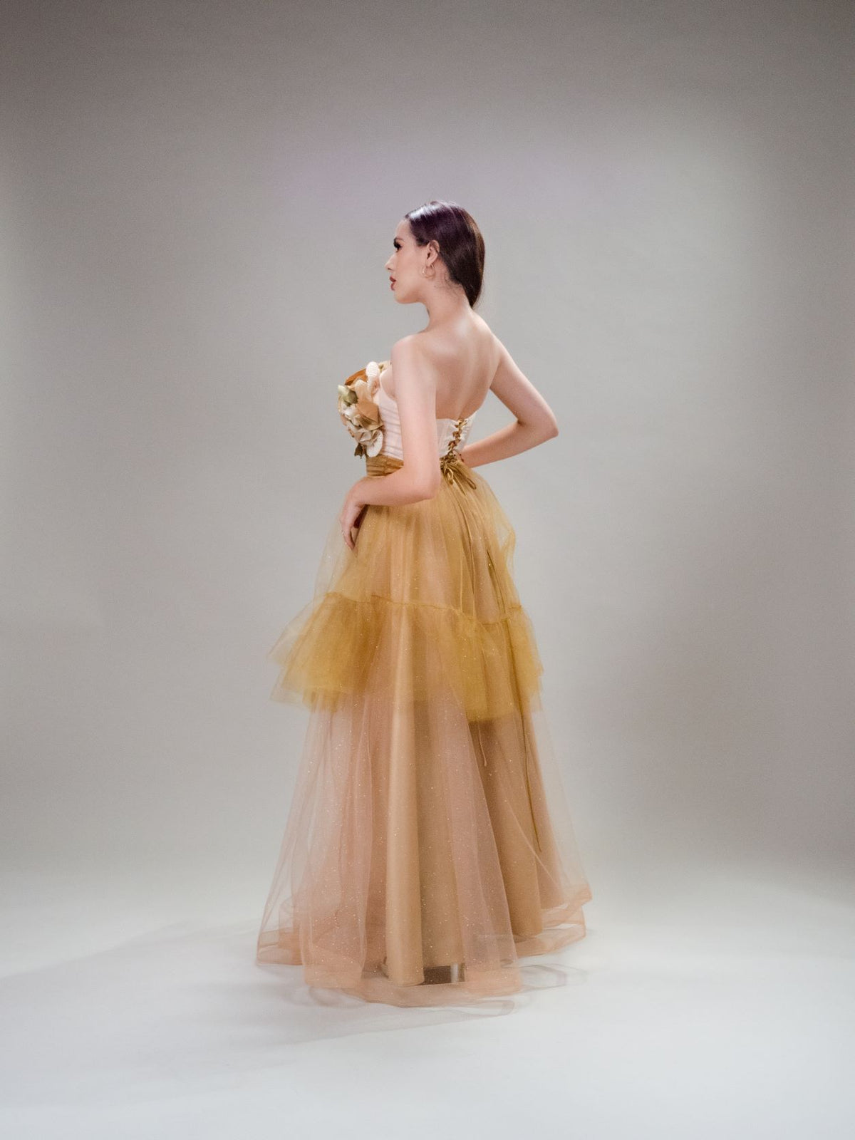 Vestido strapless de petalos shelly