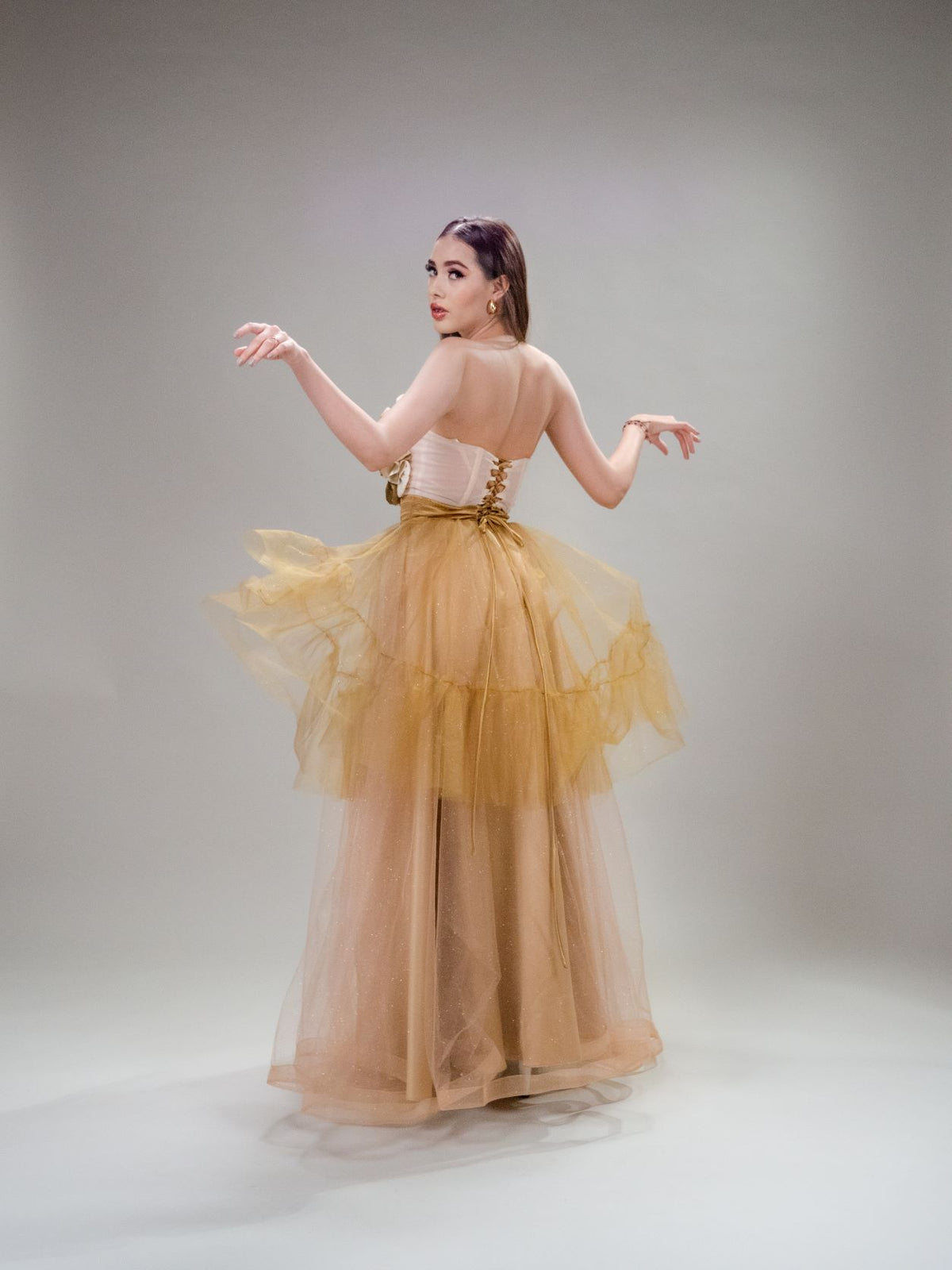 Vestido strapless de petalos shelly